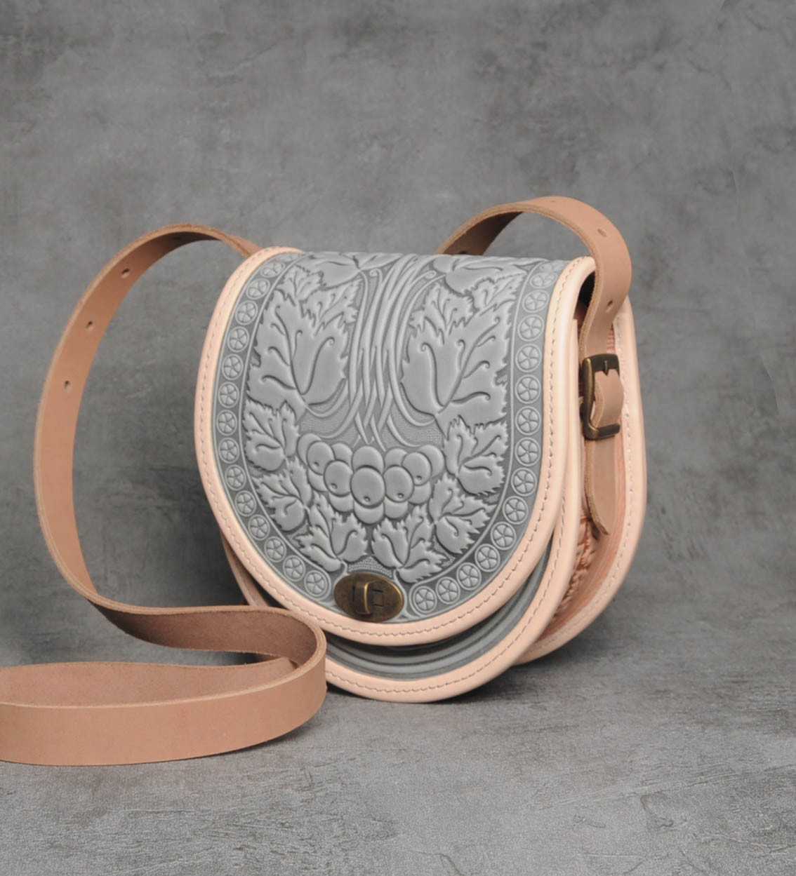 Жіноча шкіряна сумка ручної роботи з тисненим орнаментом «Калина» сіро-пудрова сумка з натуральної шкіри, 20*21*8 см, фото 1