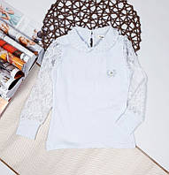 Ошатна шкільна блузка для дівчаток з довгим мереживним рукавом у білому кольорі.