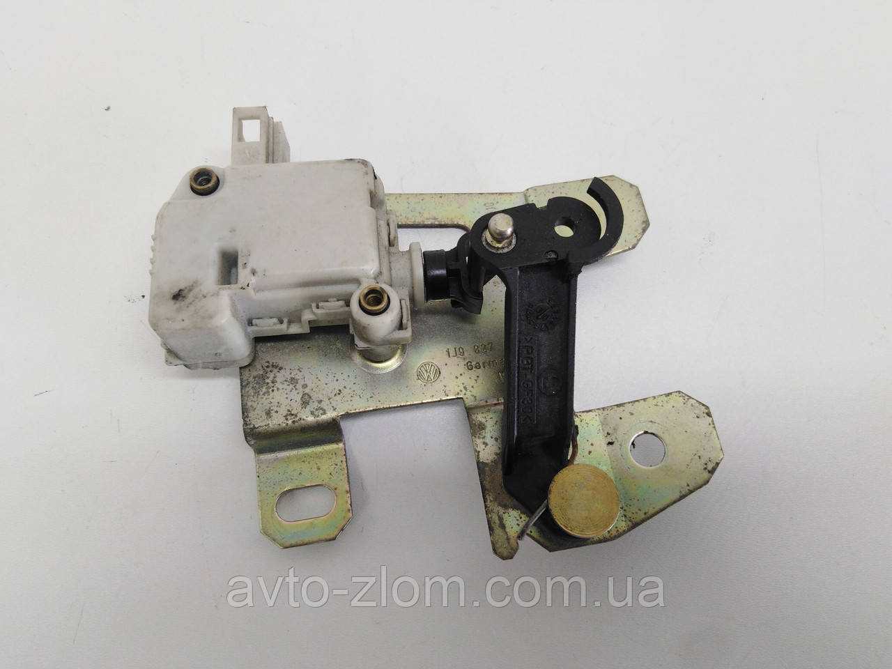 Механізм відкривання кришки багажника Volkswagen Golf 4, Гольф 4. 1J9827425D., фото 1