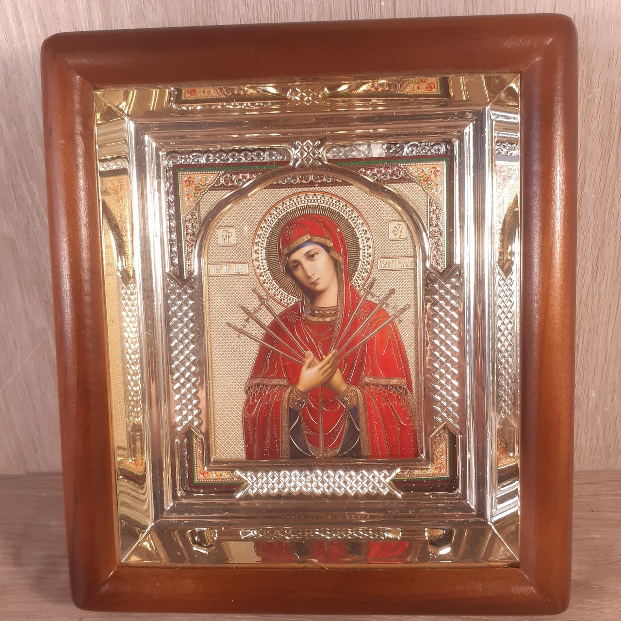 Ікона Семистрільна Пресвятої Богородиці, лик 10х12 см, у світлому прямому дерев'яному кіоті з арочним багетом.
