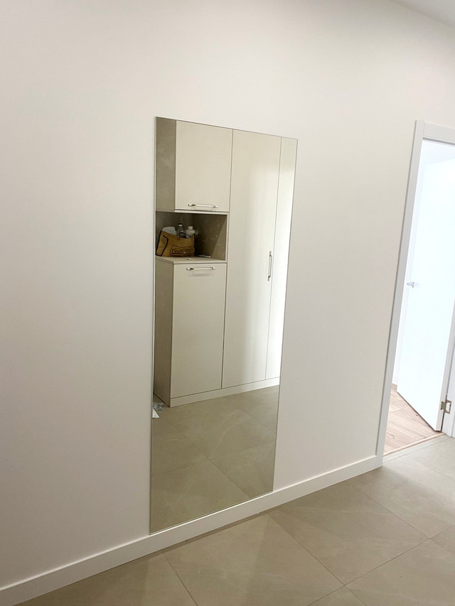 zerkalo-v-koridore-na-stene-bolʹshoye