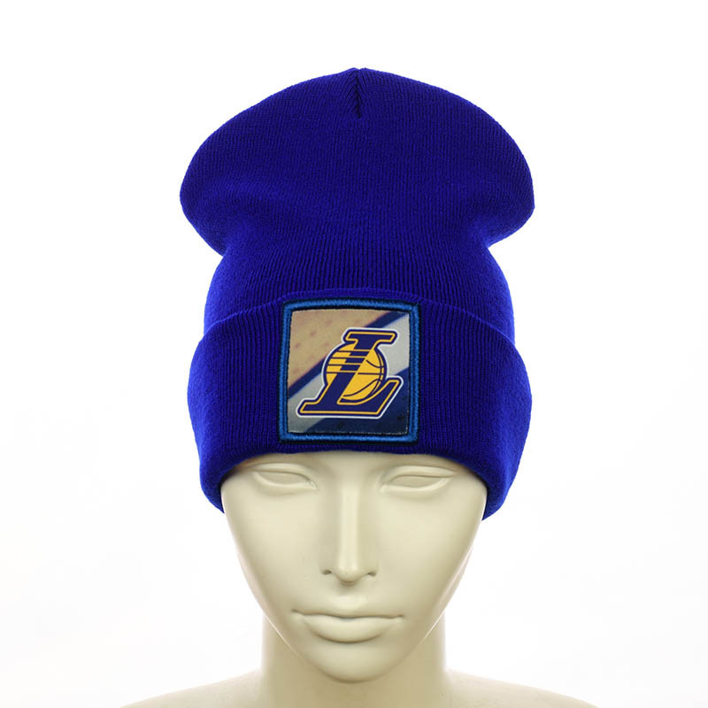 Шапка з нашивкою "LA" електрик