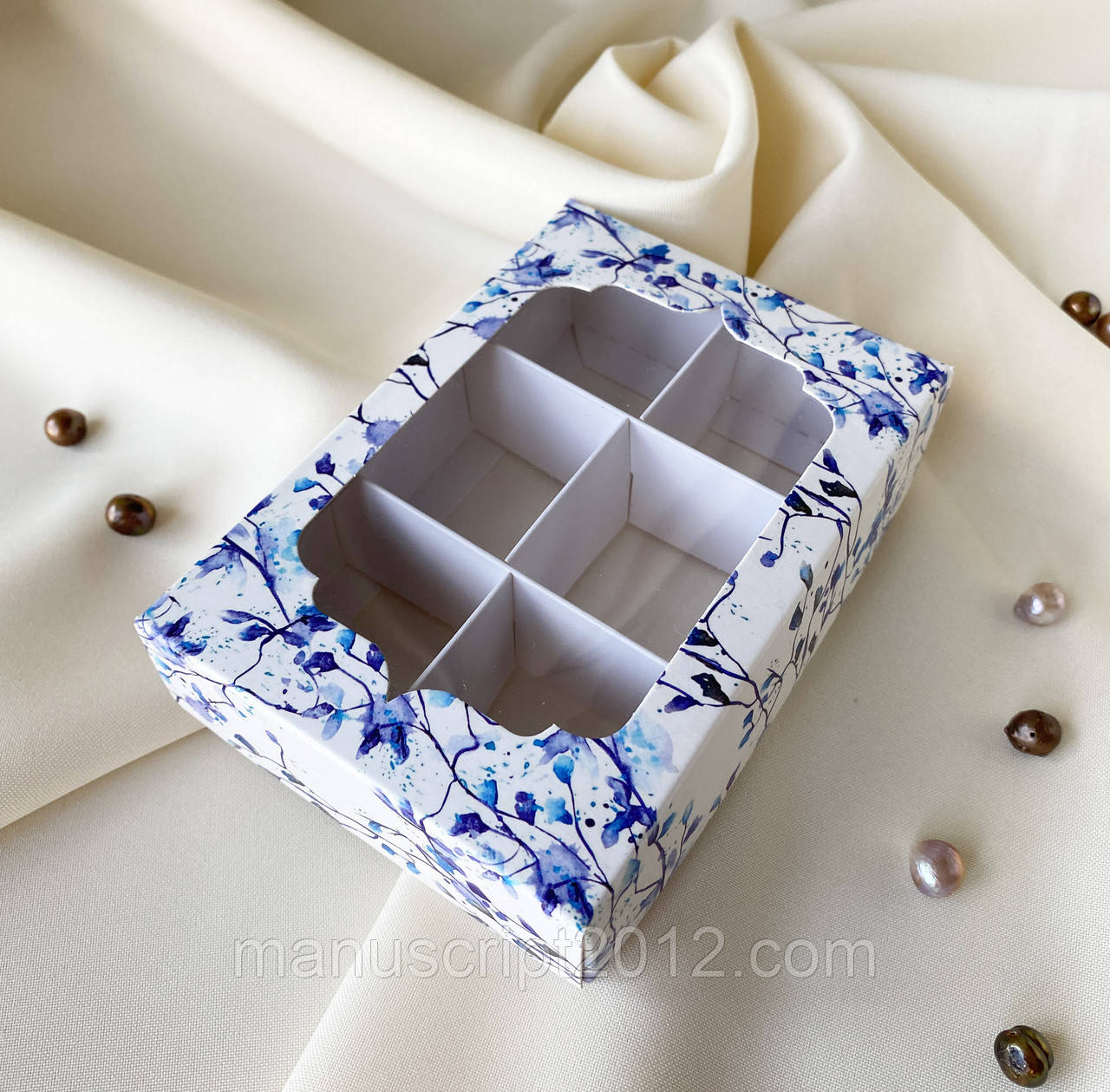 Коробка для цукерок з фігурним вікном та ложементом c блакитними квітами