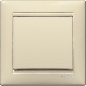 Вимикачі і розетки Legrand Valena Atmosphere