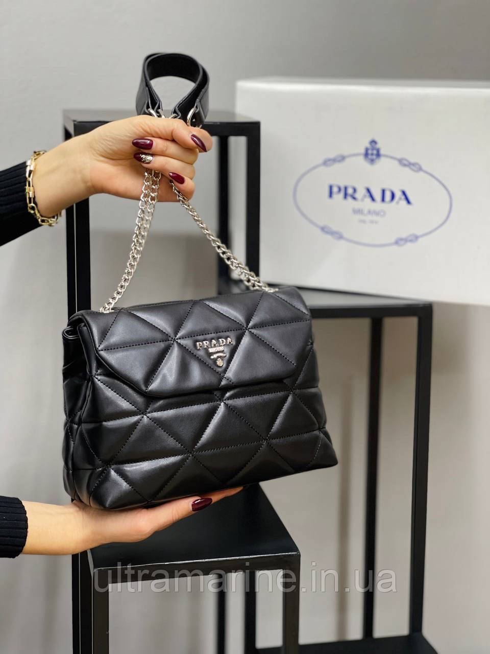 Модна жіноча чорна сумка з ручками Prada Прада
