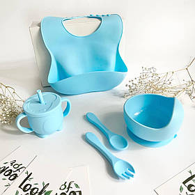 Набір дитячого посуду силіконова тарілка на присосці, поїльник з трубочкою, слинявчик, прибори (бебі блю)