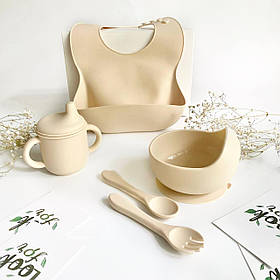 Набір дитячого посуду силіконова тарілка на присосці, поїльник з трубочкою, слинявчик, прилади (бежевий)