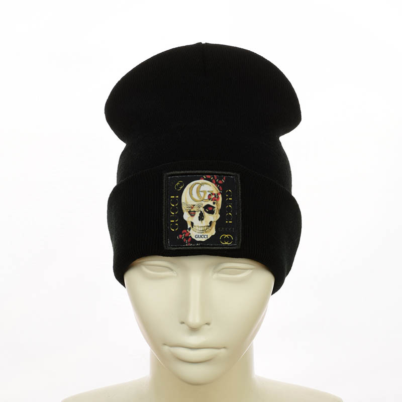 Шапка з брендовою нашивкою чорний