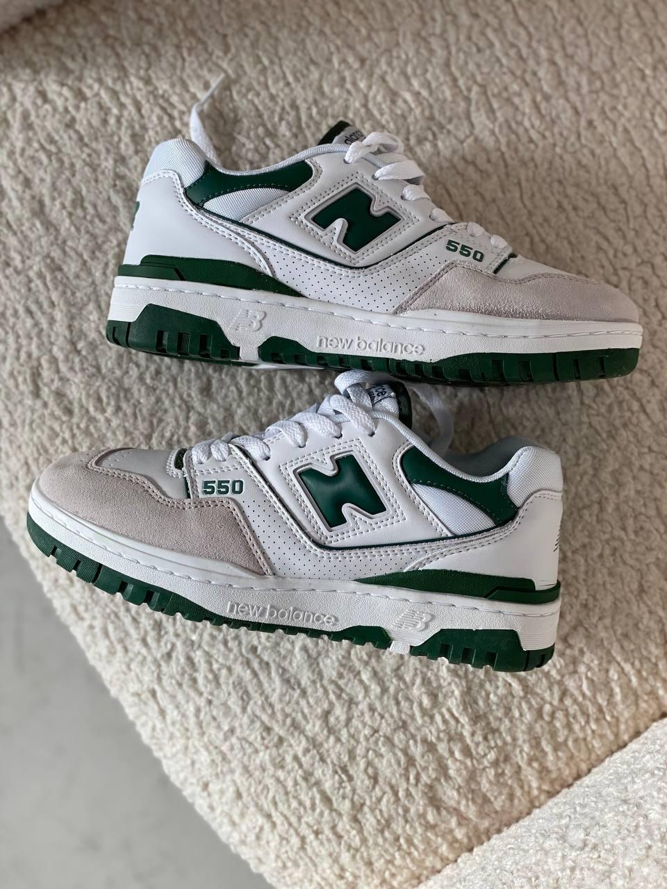 Жіночі модні кроси Нью Беленс 550. Світлі кросівки із зеленим лого New Balance 550 Green.