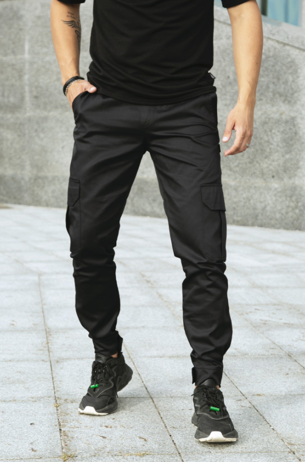 Модні повсякденні весняні штани карго чоловічі з кишенями з котону чорні з манжетами, фото 1