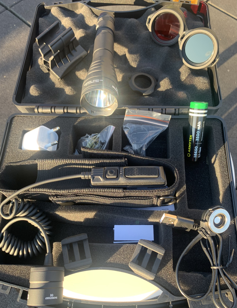 Тло з набором мисливців Armytek Predator Pro Magnet USB біле світло