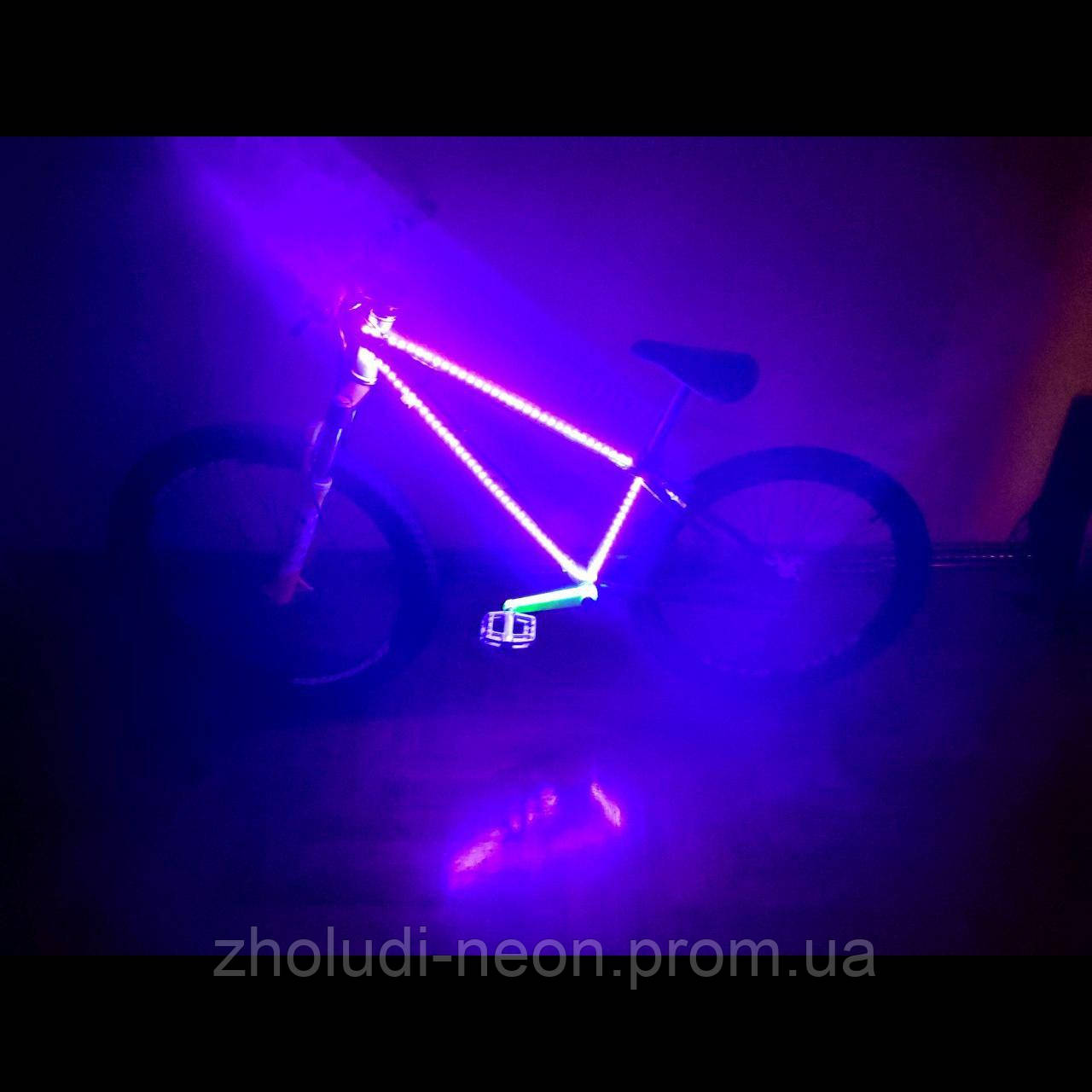 Яскрава підсвітка велосипеда світлодіодною смугою в силіконі. Колір — ФІОЛЕТОВА.