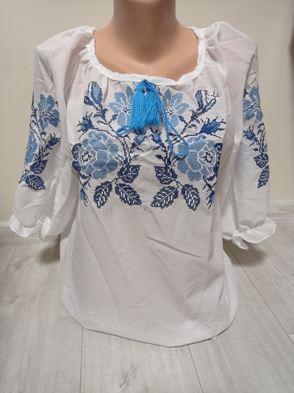 Жіноча біла блузка з вишивкою "Блакитні троянди" з рукавом 3/4 Україна УкраїнаТД 42-58 розміри