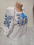 Жіноча біла блузка з вишивкою "Блакитні троянди" з рукавом 3/4 Україна УкраїнаТД 42-58 розміри, фото 2