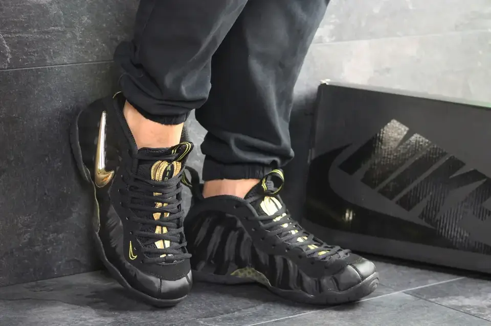Nike air foamposite pro black metallic gold 2025