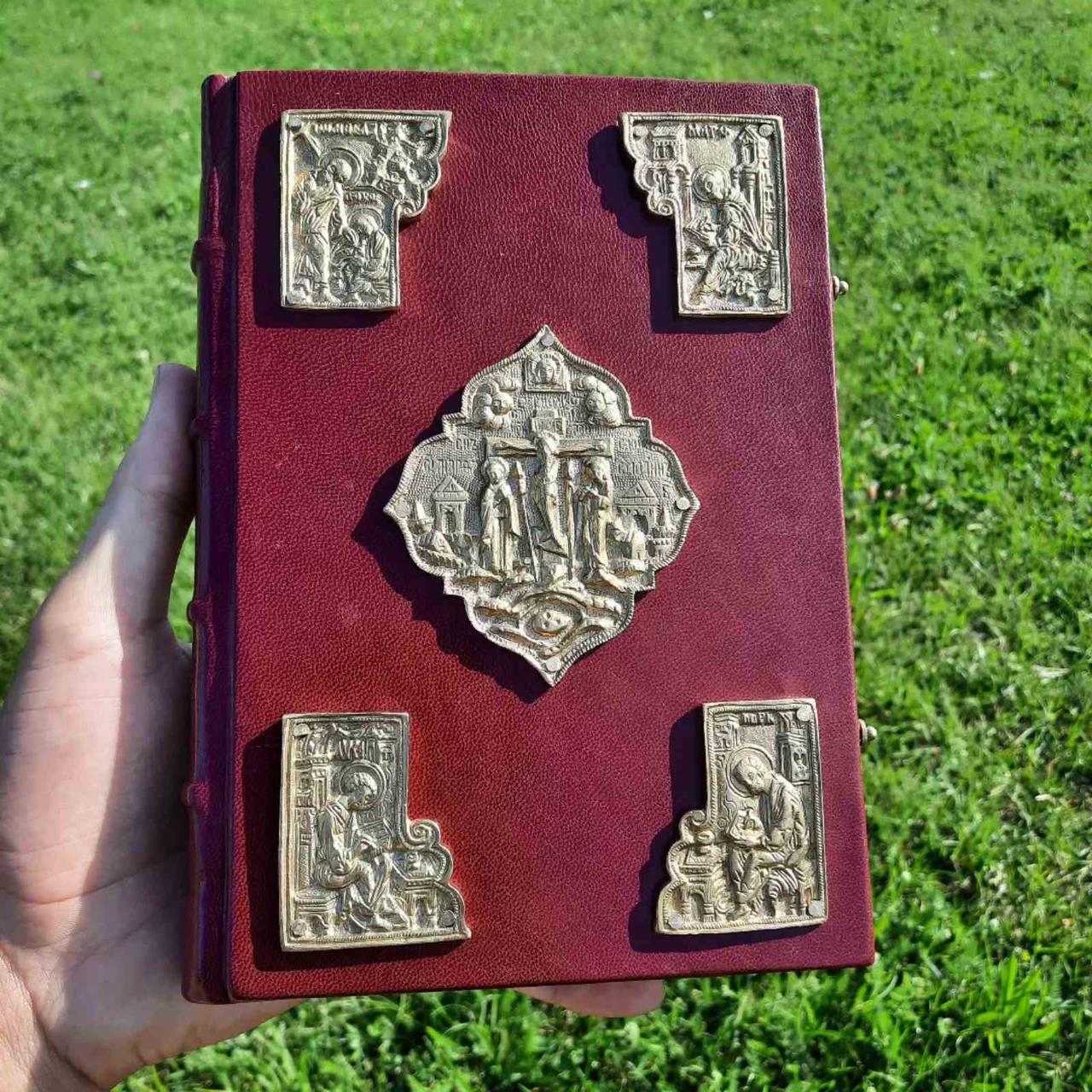 Святе Євангеліє (шкіра, латунні вставки) 16×21 см