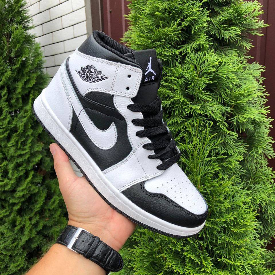 Жіночі кросівки Nike Air Jordan шкіряні повсякденні білі чорні
