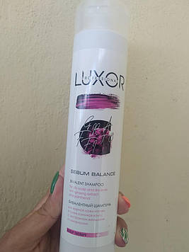 Бівалентний шампунь для жирної шкіри голови та сухих кінчиків волосся з екстрактом женьшеню та пантенолом. 300 мл