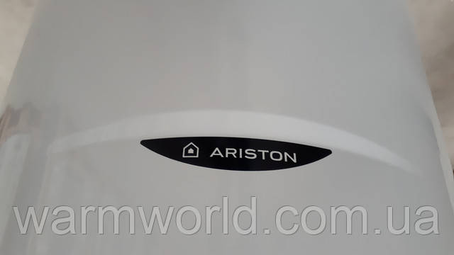 Логотип Ariston на передней панели