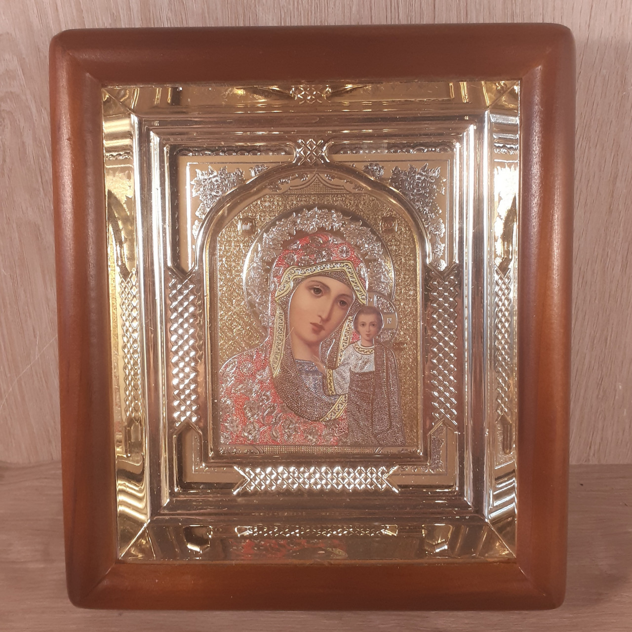 Ікона Казанська Пресвята Богородиця, лик 10х12 см, у світлому прямому дерев'яному кіоті з арочним багетом.