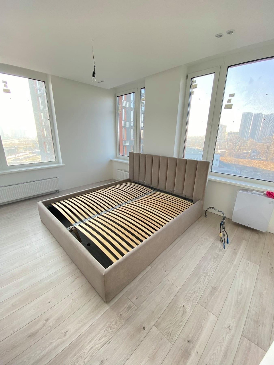 Ліжко з наголов'ям