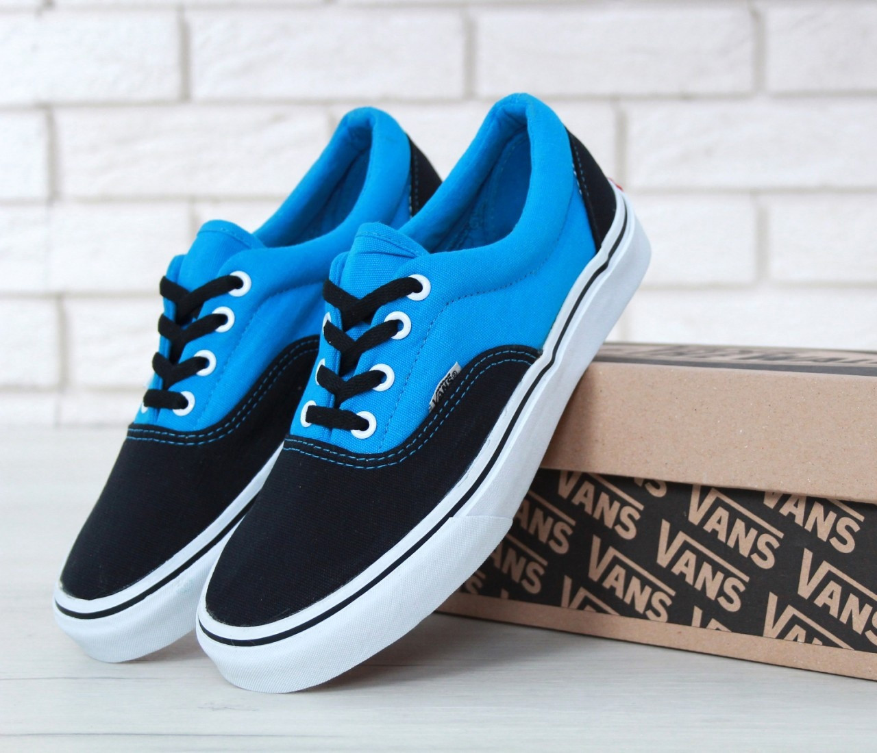 Жіночі кросівки чорні із синім на білій підошві Vans. Стильні жіночі кеди легкі Ванс чорні із синім