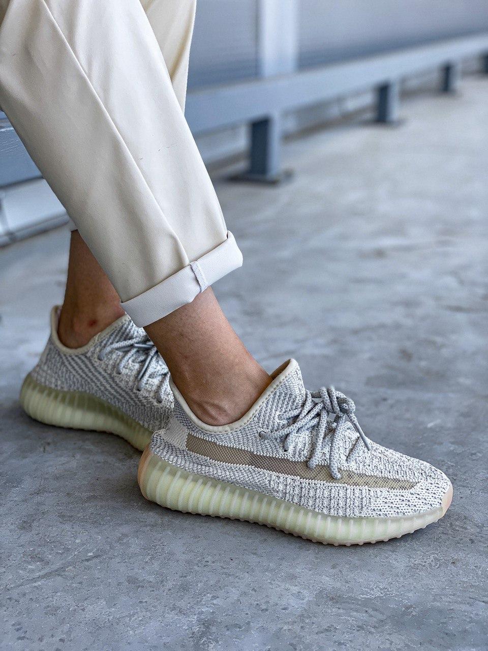 Класні кросівки жіночі Adidas Yeezy 350. Жіночі кроси з рефлективним Адідас ІЗІ 350.
