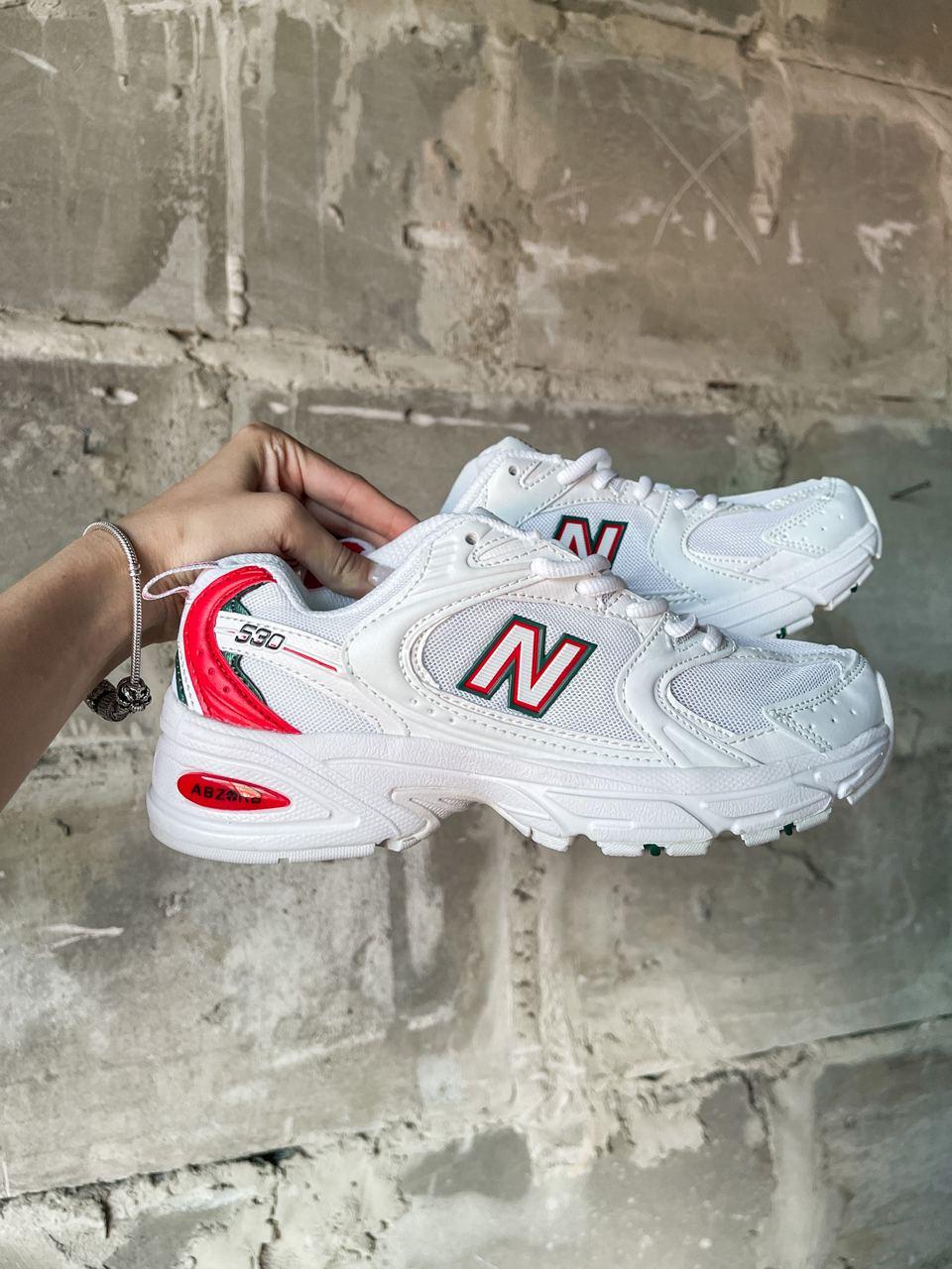 Кроси з червоними деталями Нью Баланс 530 жіночі. New Balance 530 модні жіночі кросівки на кожен день.