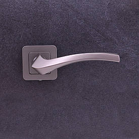 Дверна ручка на розетці 164064074 хром матовий