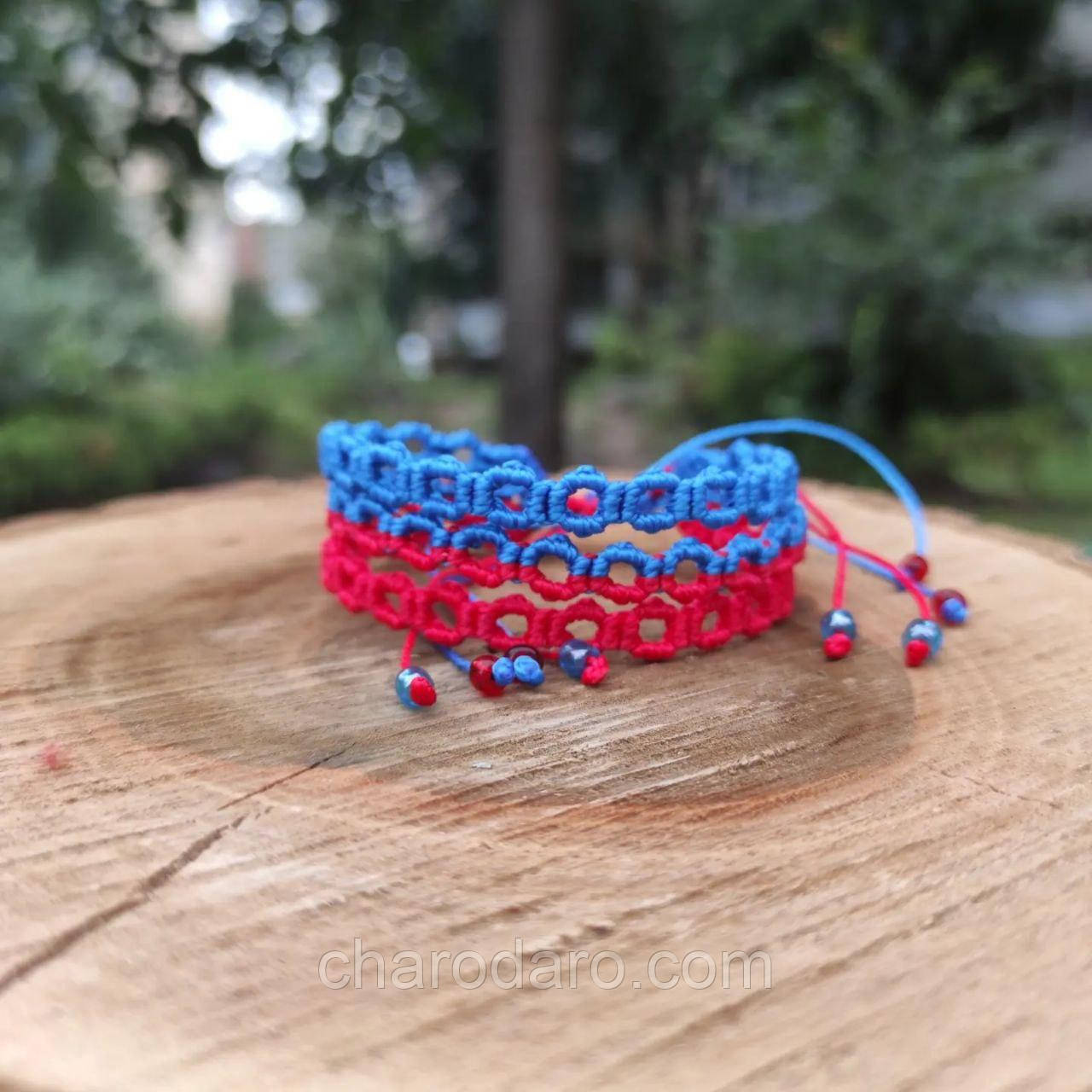 Жіночий браслет ручного плетіння макраме"Triple Zhniven'" (червоно-синій)