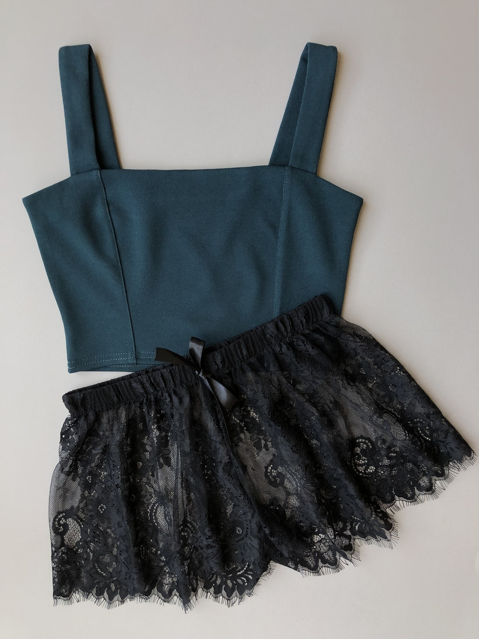 Топ і мереживні шорти.