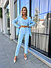 Блакитний модний стильний жіночий костюм-трійка (штани + топ + піджак) з костюмної тканини, фото 2