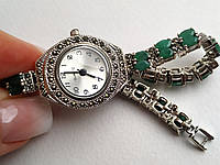 Серебряные часы с натуральными бразильскими изумрудами и белым перламутром в "капельном серебре"