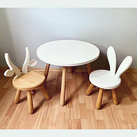 Круглий дерев'яний столик для дітей