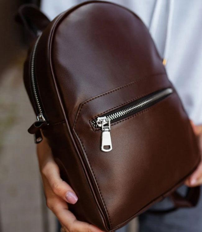 Жіночий коричневий рюкзак CLASSIC з екошкіри для міста та подорожей