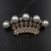 Брошка корона металева золотиста з кристалами білого кольору та перлинами розмір виробу 50х30 мм