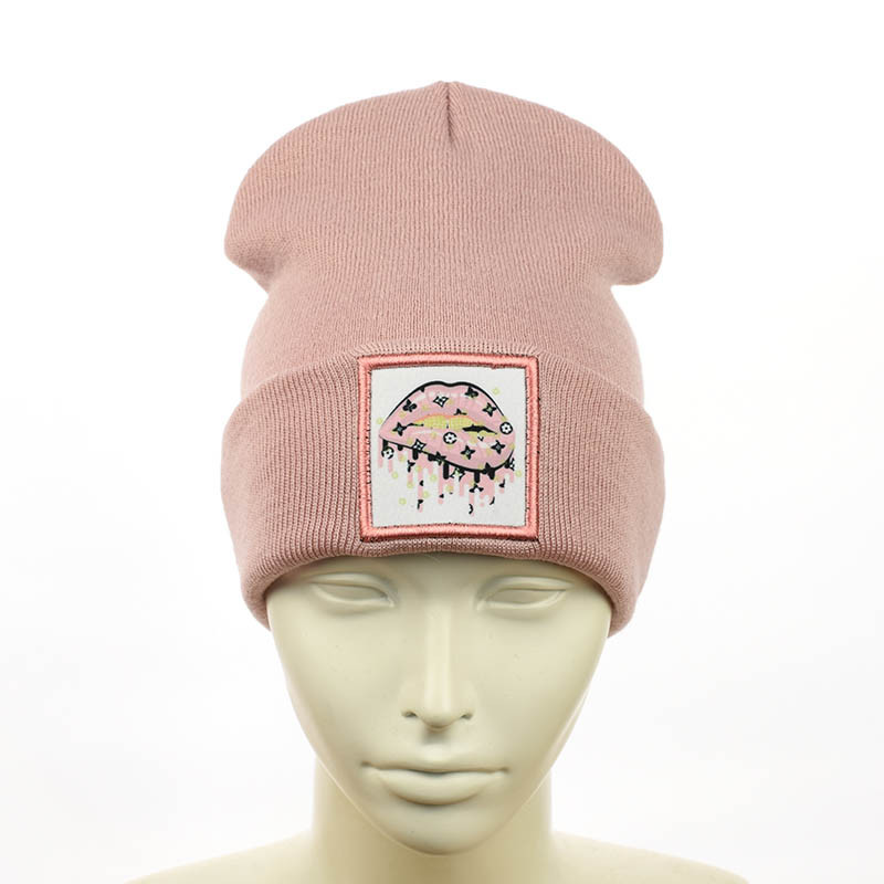 Шапка з брендовою нашивкою пудра