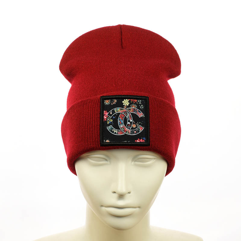 Шапка з брендовою нашивкою червоний