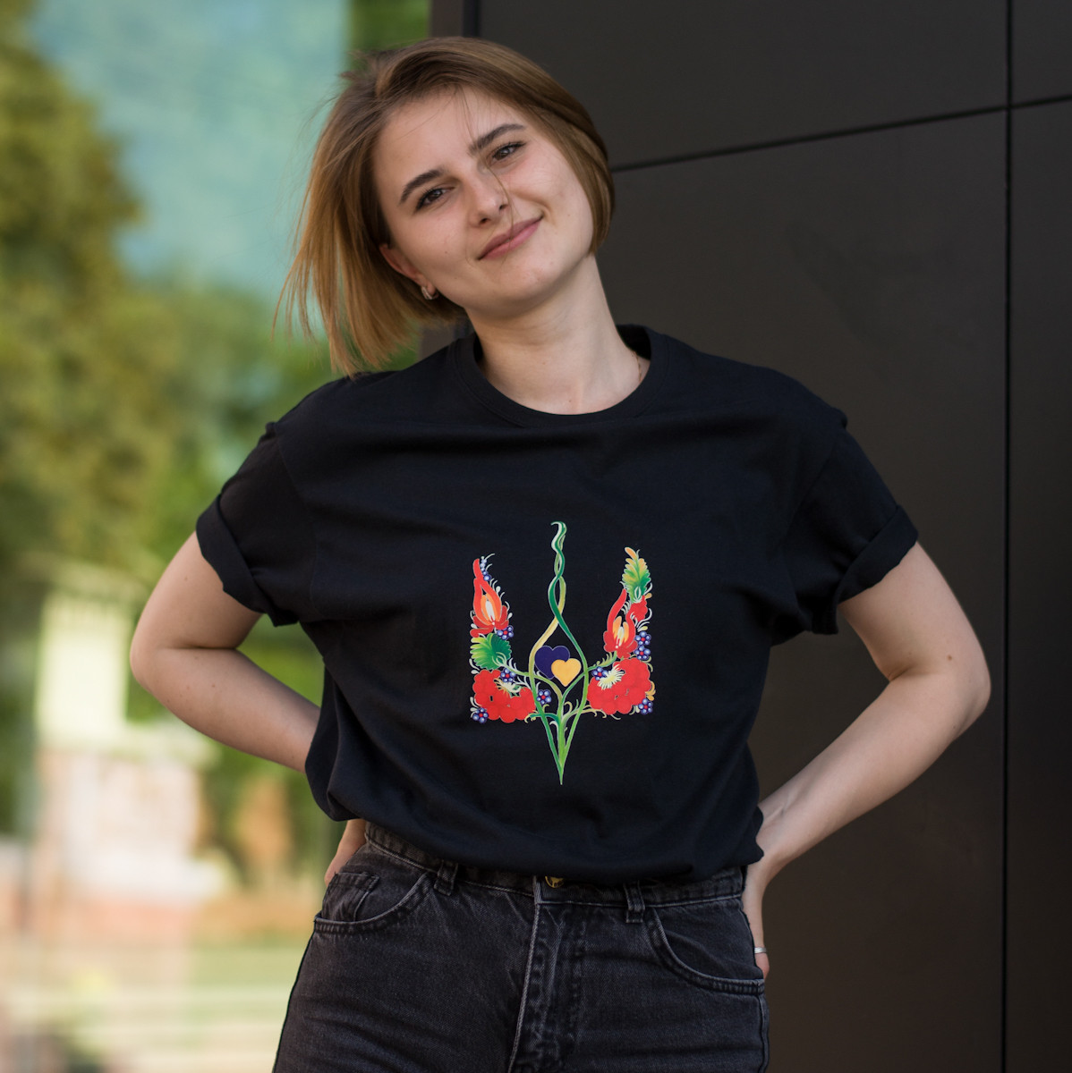 Чорна футболка з принтом ГЕРБ УКРАЇНИ В КВІТАХ жіноча українська ледь приталена розмір L LADY COMFORT