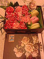 Коробка з квітами та макаронів