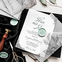 Картка з запрошенням на весілля та дизайнерським конвертом.