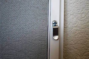 Засувка віконної рамкової москітної сітки