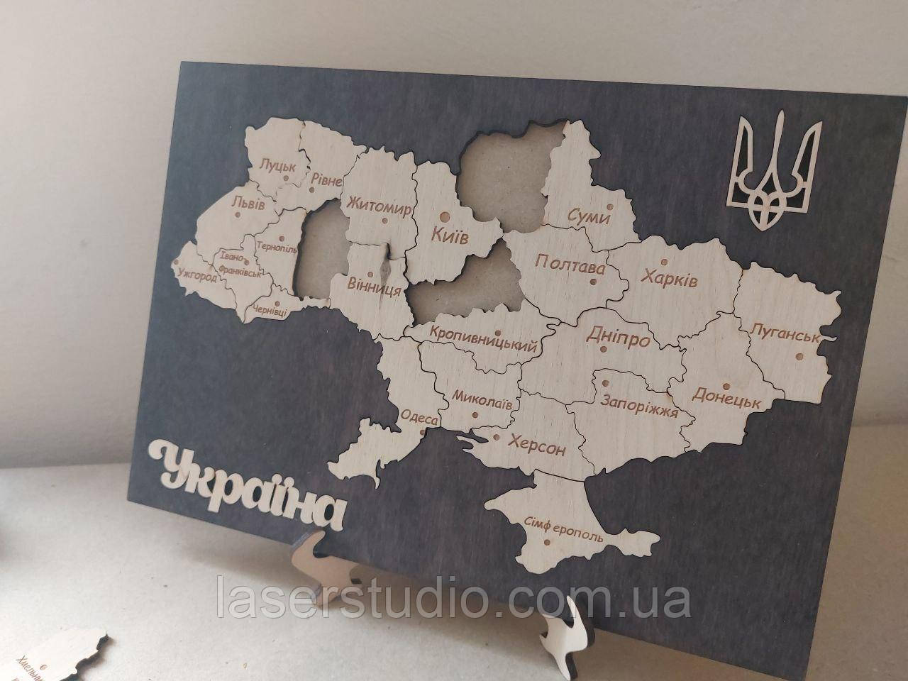 Пазл карта України з написом "Україна" + герб на підставці