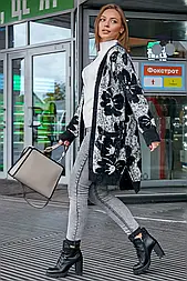 Кардиган жіночий вільний зі щільного в'язання білий із чорними квітами