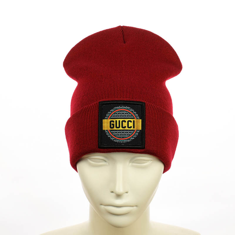 Шапка з брендовою нашивкою червоний
