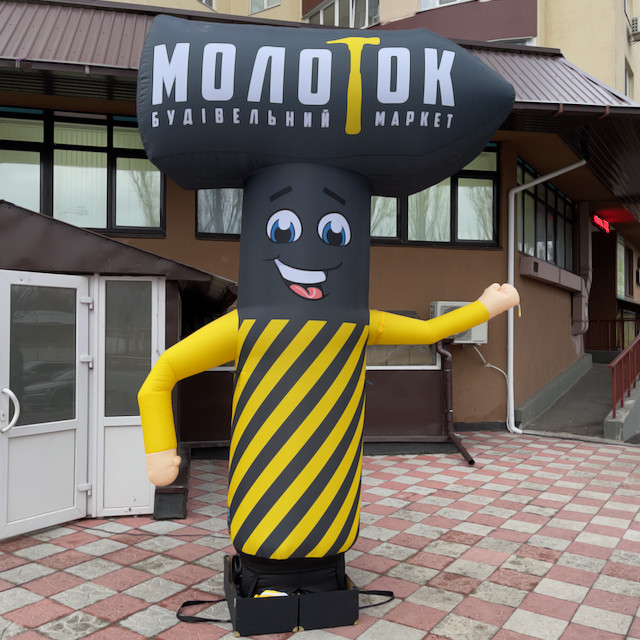 Молоток надувний аеромен для вуличної реклами магазину інструментів Зазивало рукомах 3,4 м махає рукою