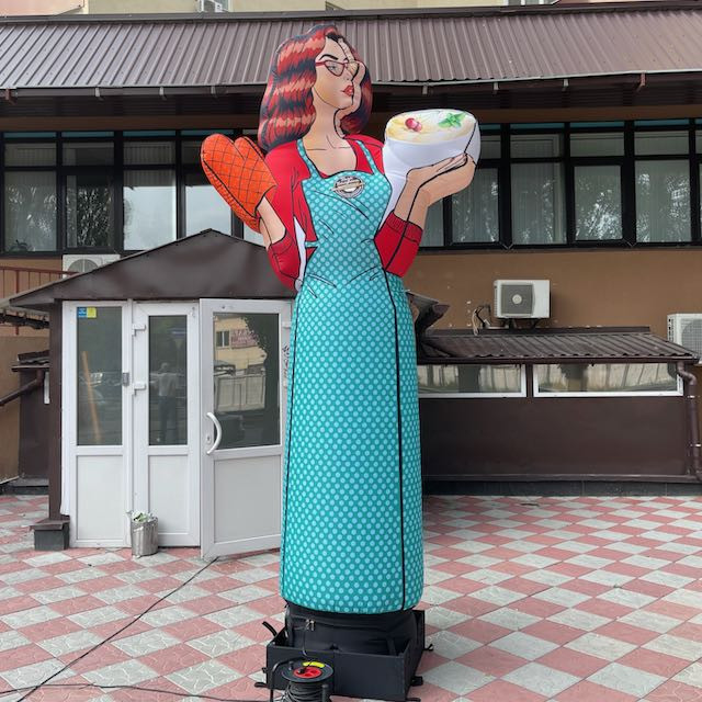 Надувна фігура дівчини вулична реклама вареничної Аеромен зазивало рукомах 3,4 м махає рукою