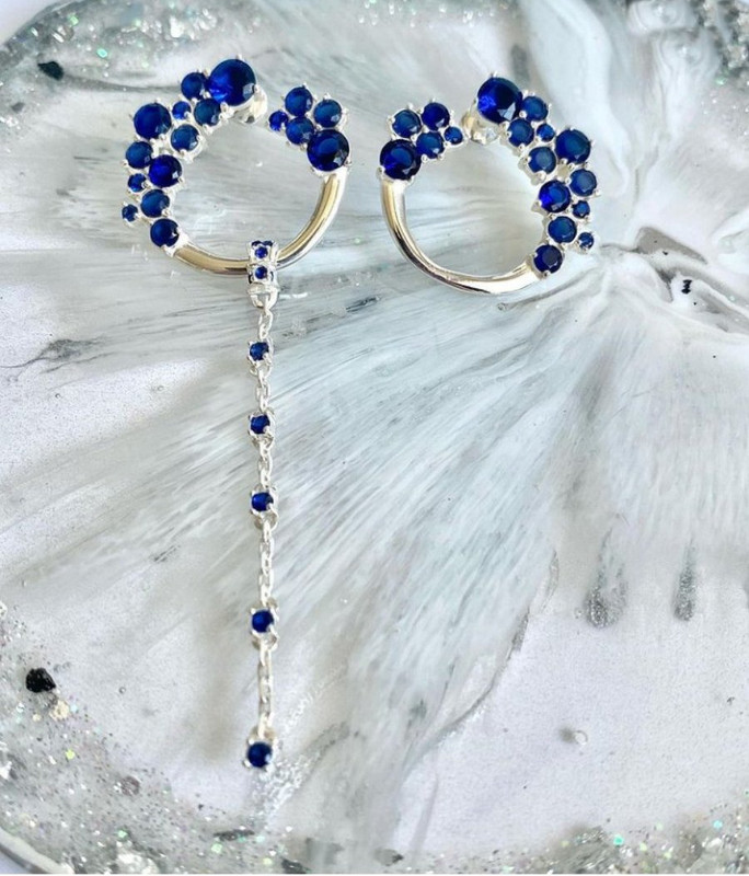 Різні сережки у парі Квітка бажань з синіми камнями