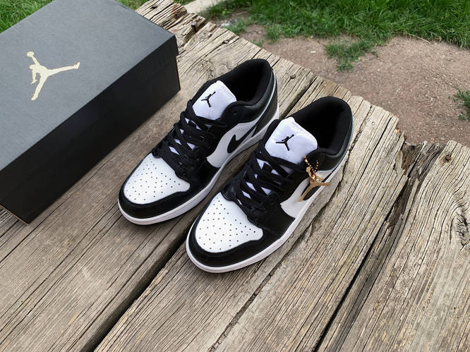 Nike air jordan 1 hotsell low black and white