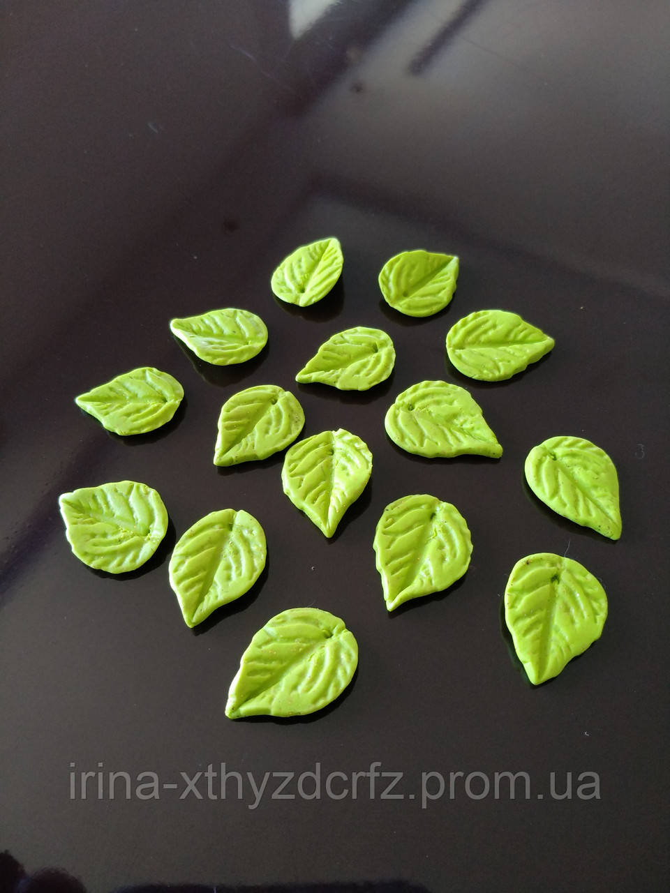 Салатові листочки з полімерної глини для створення біжутерії та декору